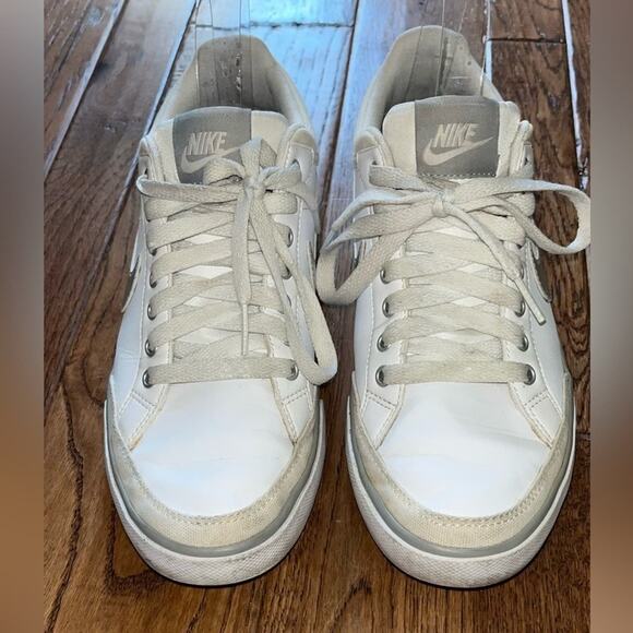 NIKE Capri III LTH Sneaker Womens Size 8.5 White Metallic Swoosh Low Top Lace Up - Picture 1 of 10